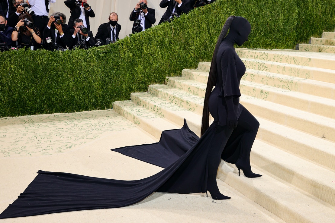 Kim Kardashian v modelu Balenciaga na Met Gala, 2021