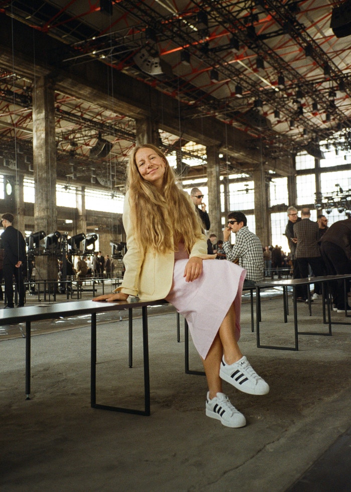 Sako JIL SANDER, šaty NACKIYE prodává Symbols, boty ADIDAS Superstar