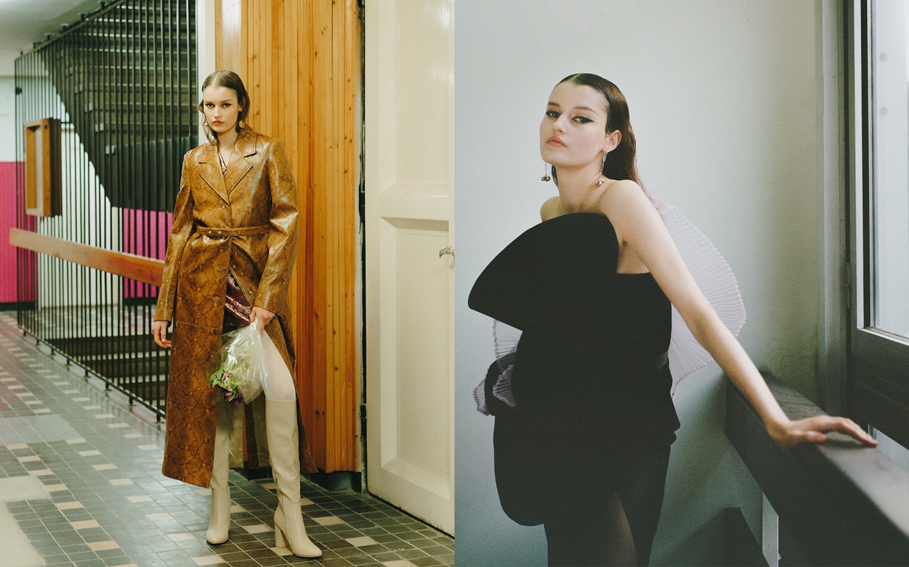 Vlevo: kabát, NANUSHKA; šaty, ANNA DAUBNER; náušnice, GYOROK; boty, CCC.  Vpravo: šaty, GYOROK; náušnice, VONA; punčocháče, WOLFORD.