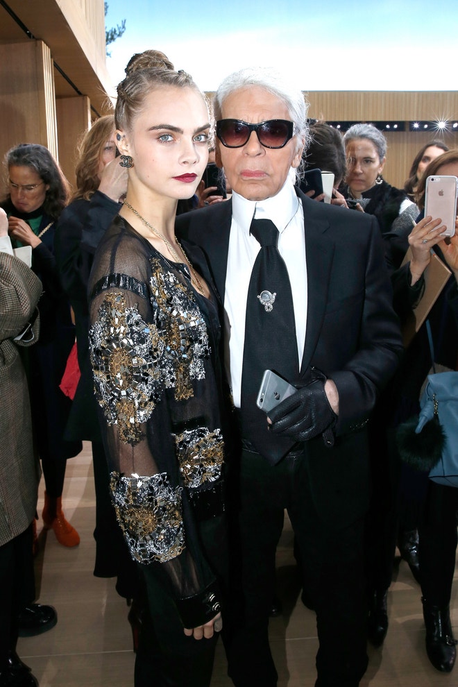 S Carou  Delevingne na přehlídce Chanel Haute Couture jaro - léto 2016 v Paříži, leden 2016.