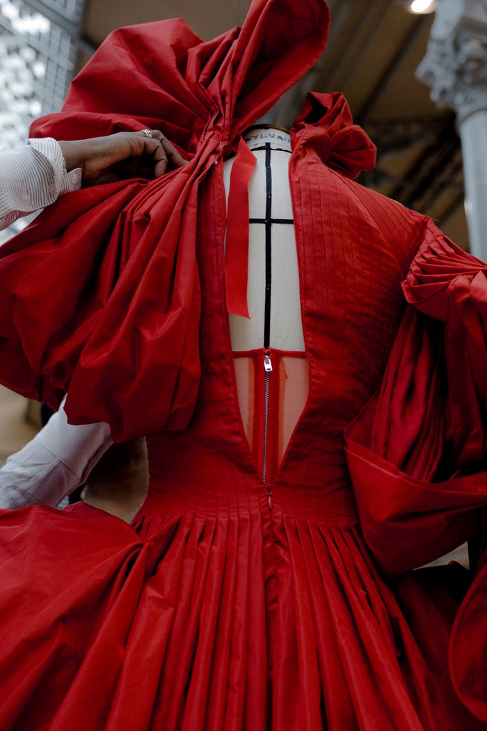 Vysoký volánový límec šatů evokuje královnu Alžbetu I.