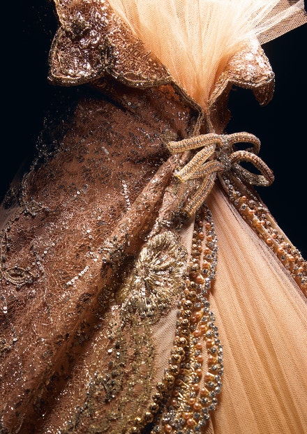 Detail šatů z haute couture kolekce Indian Passion podzim - zima 1996