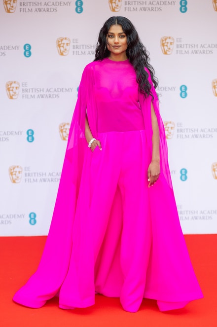 Simone Ashley na předávání cen BAFTA v Londýně, 13. března 2022