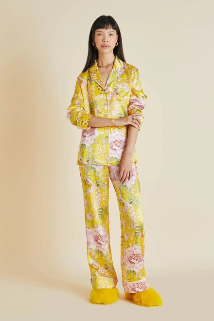 Žluté květované pyžamo Lila Sabato z hedvábného saténu, OLIVIA VON HALLE, prodává Olivia Von Halle, 16 200 Kč
