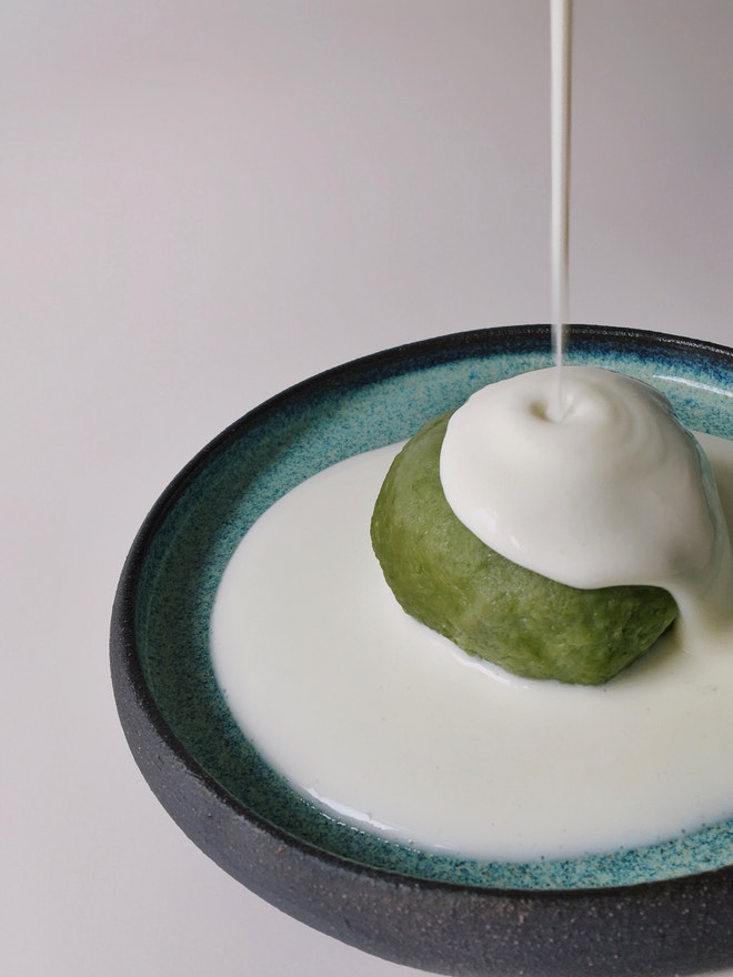 Matcha knedlík plněný švestkou a zalitý smetanovým krémem