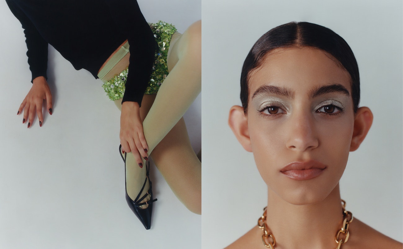 Vlevo: svetr, kraťasy, punčocháče a boty Miu Miu; vpravo: náhrdelník Alexander McQueen