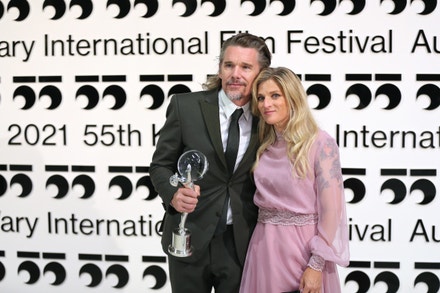 Ethan Hawke s manželkou na závěrečném večeru 55. ročníku Mezinárodního filmového festivalu Karlovy Vary