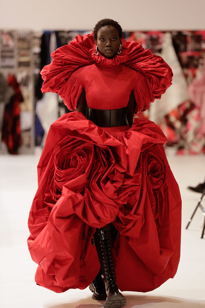 Modelka Anok Yai předvádí Rose Dress z kolekce Alexander McQueen podzim 2019. Autor: Bernhard Deckert/Courtesy of Alexander McQueen