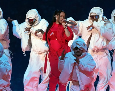 Znovu těhotná Rihanna a další ikonické momenty z přestávky Super Bowlu