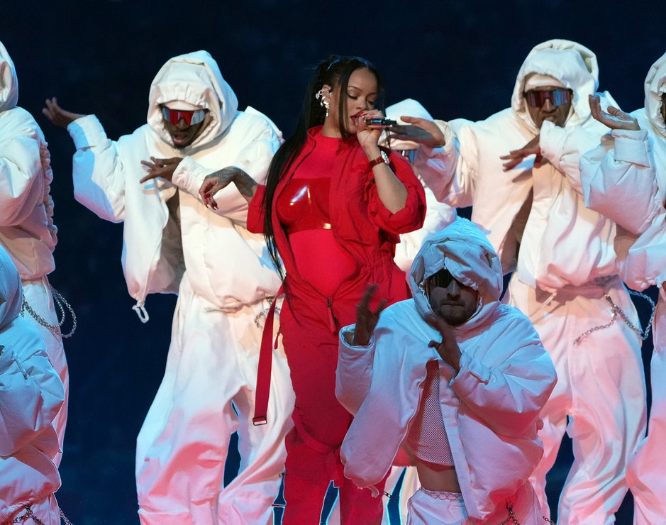 Rihanna během přestávky Super Bowlu, 2023