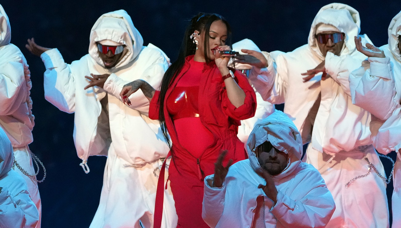 Znovu těhotná Rihanna a další ikonické momenty z přestávky Super Bowlu