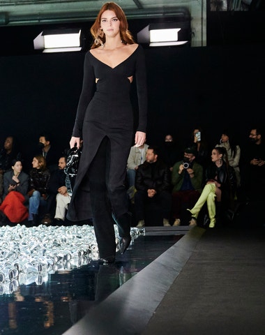 Anti-mini šaty je nový trend podle Kendall Jenner 
