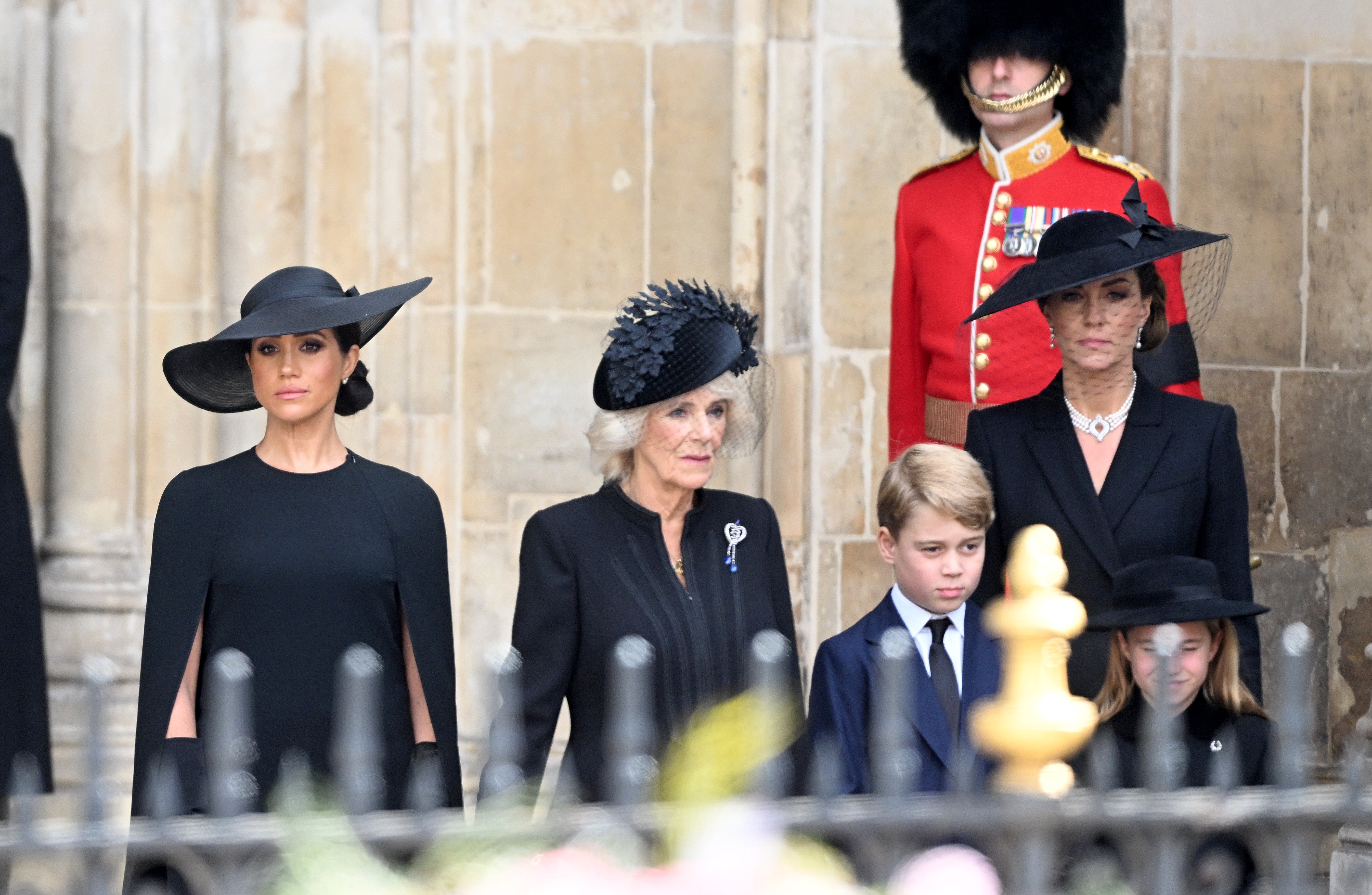 Vévodkyně Meghan, královna choť Camilla, princ George, princezna Kate a princezna Charlotte na pohřbu britské královny Alžběty II. v Londýně, 19. září 2022 Vévodkyně Meghan, královna choť Camilla, princ George, princezna Kate a princezna Charlotte na pohřbu britské královny Alžběty II. v Londýně, 19. září 2022
