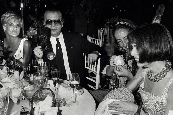 Karl Lagerfeld s Lindou Evangelistou a Annou Wintour na benefiční gala večeři 7th On Sale, listopad 1990