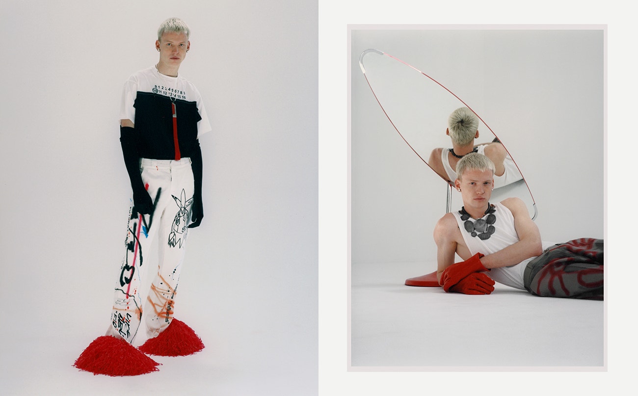 Vlevo: triko, Maison Margiela; kalhoty, Off-White; náhrdelník, Orska; rukavice, Vintage.  Vpravo: top, Helmut Lang; kalhoty, Robert Kuta; perlový náhrdelník, MISBHV; náhrdelník, Orska.