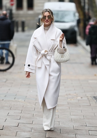 Bílá je víc než černá. Takto vypadá zimní elegance podle Ashley Roberts