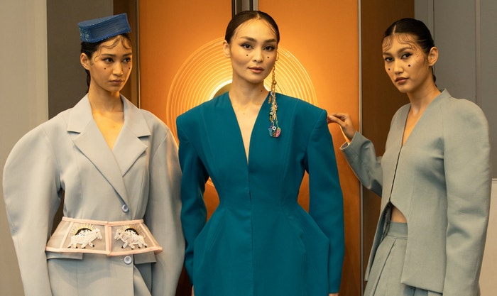 Backstage přehlídky pre-fall 2025, DILDORA KASIMOVA