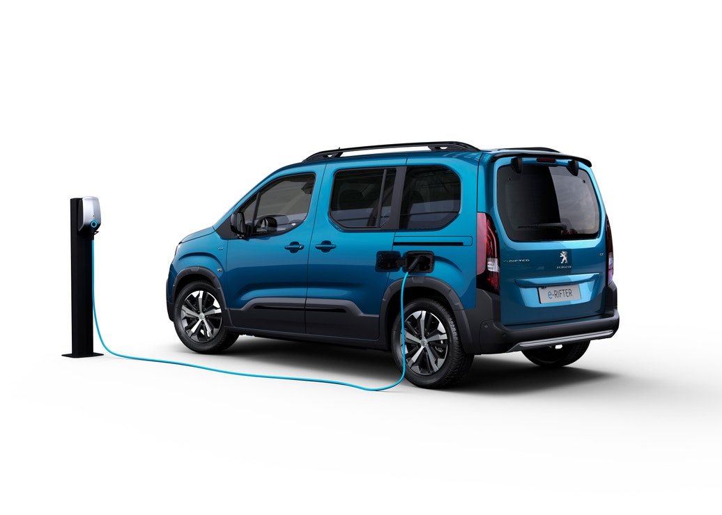 Kdo říká, že elektromobil musí být minivůz? Peugeot e-Rifter má rozměry dodávky, ujede na elektřinu až 280 km, uveze až 7 lidí a pojme přes tisíc litrů. V nabídce jsou samozřejmě i benzinové a dieselové verze. Peugeot, prodává Peugeot, #voguepromotion