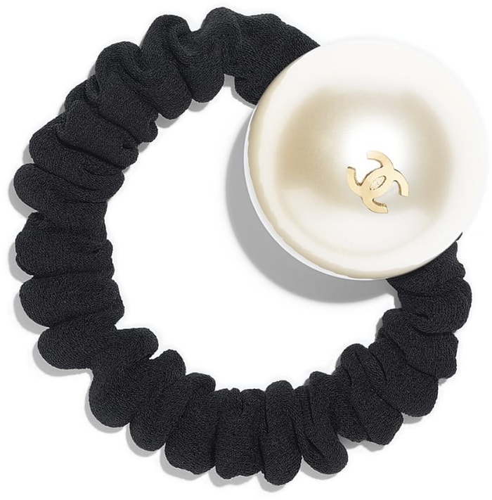 Gumička do vlasů s perlou, Chanel, 330 €