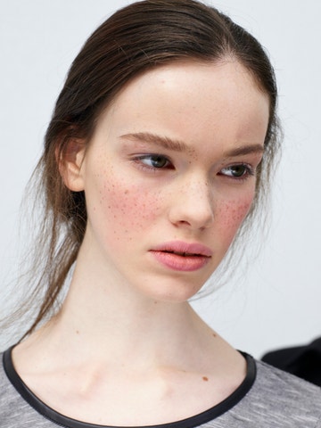 I'm cold make-up: Virální trend z TikToku, který je na rozdíl od ostatních bezpečný a zábavný