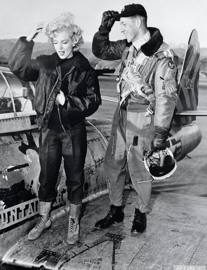 Marilyn Monroe v černém bomberu v Koreji, 27. února 1954
