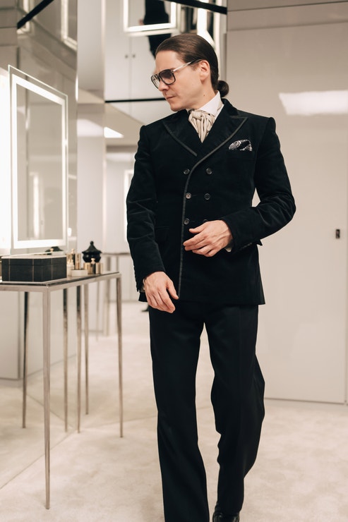 Daniel Bruhl jako Karl Lagerfeld v seriálu Becoming Karl Lagerfeld na Disney+