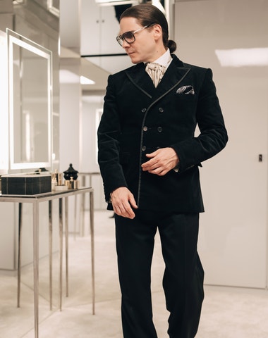 Půvab, ego i večírky, kde se psala historie módy: Nový seriál o Karlovi Lagerfeldovi nabídne vše