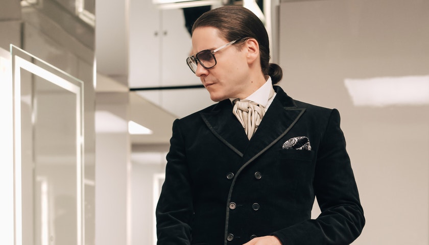 Půvab, ego i večírky, kde se psala historie módy: Nový seriál o Karlovi Lagerfeldovi nabídne vše