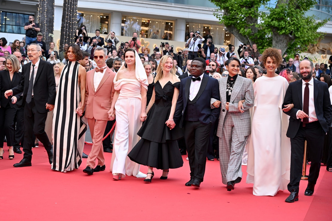 Cannes 2025: Hong Sang-soo, Halle Berry v šatech Jacquemus, Jeremy Strong v obleku Loro Piana, Juliette Binoche v Dior Haute Couture, Alba Rohrwacher v šatech Chanel, Dieudo Hamadi, Payal Kapadia, Leïla Slimani v šatech Dior a Carlos Reygadas, 13. května 2025