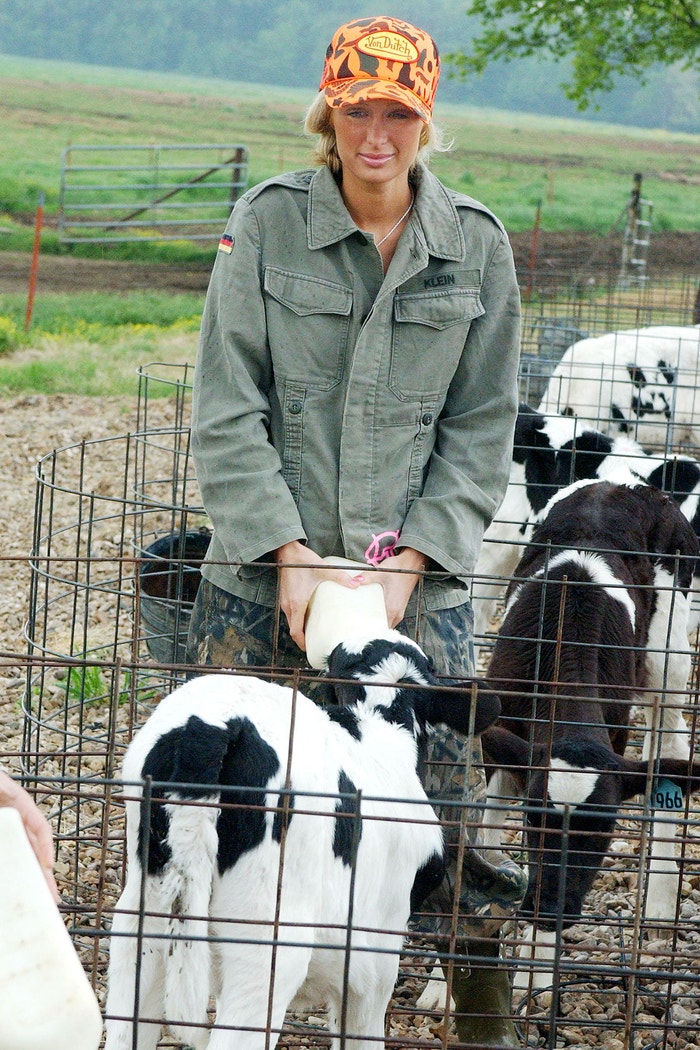 Paris Hilton ve vojenské bundě a kšiltovce Von Dutch, 2003