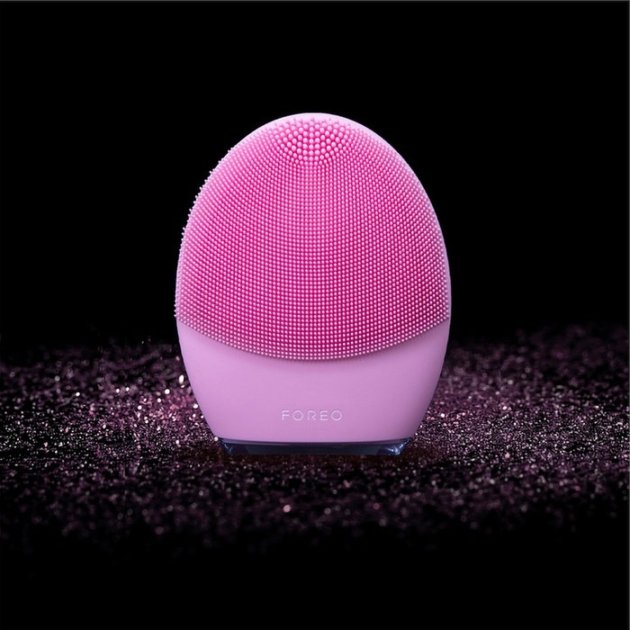 FOREO  FOREO LUNA 3 udržuje vaši pleť fit a krásnou, poskytuje mnohem hlubší čištění než při mytí rukou, eliminuje bakterie způsobené pocením, zachycuje nečistoty, maz a odumřelé kožní buňky a udržuje vaši pokožku v té nejlepší formě.  Cena: 5 499 Kč Autor: Archiv značky