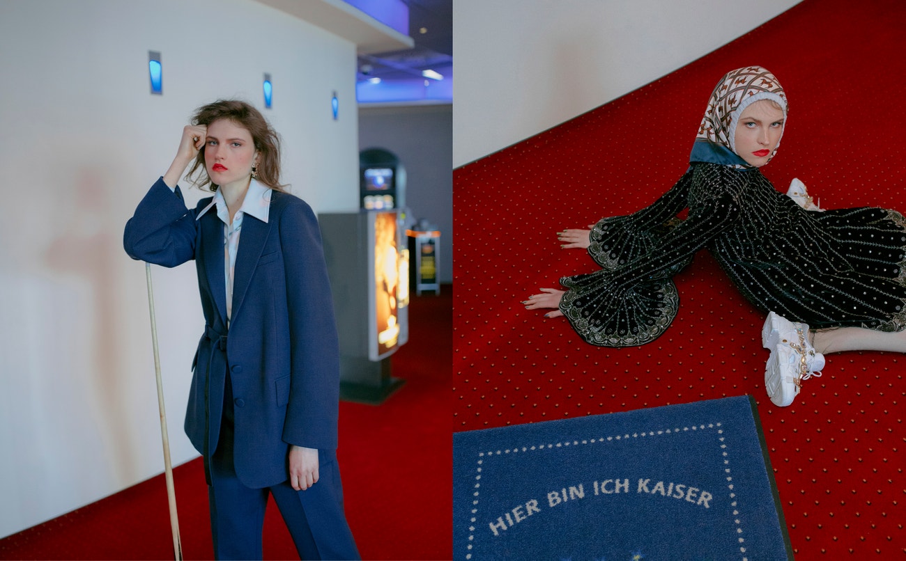 Vlevo: oblek, Joseph; košile, Acne Studios; náušnice, Chanel.  Vpravo: šaty, šála, boty, vše Gucci.