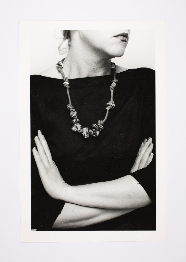 Fotografie náhrdelníku Ester Krumbachové. Nedatováno.