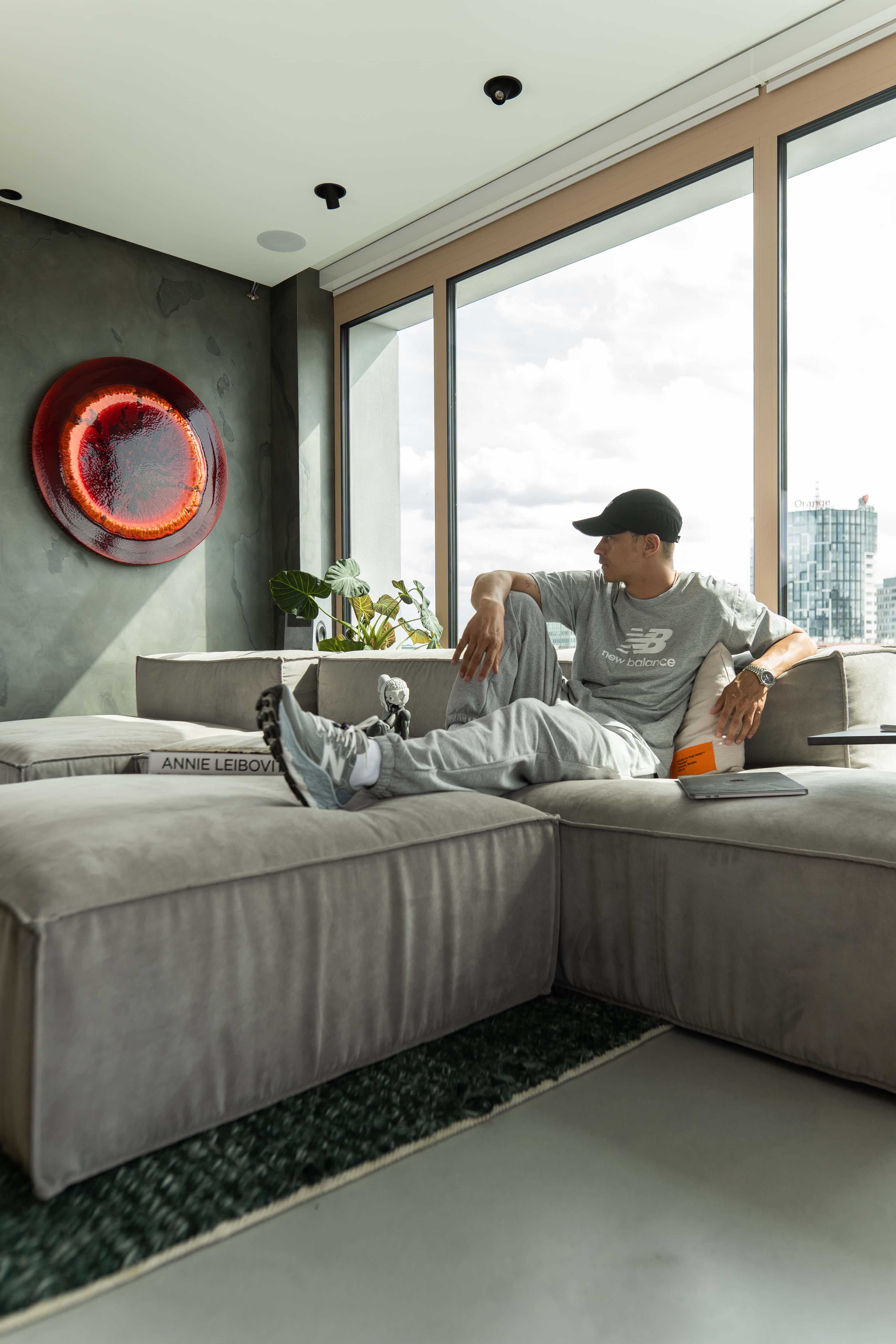 Jak vnímáš šedou barvu? Co se ti s ní spojuje? „Grey teplákovina je mimochodom moja najoblúbenejšia farba. Spája sa to s mojou druhou kolekciou streetwearovej značky, ktorú som sám pred rokmi založil,“ říká hudebník Yaksha. Jak vnímáš šedou barvu? Co se ti s ní spojuje? „Grey teplákovina je mimochodom moja najoblúbenejšia farba. Spája sa to s mojou druhou kolekciou streetwearovej značky, ktorú som sám pred rokmi založil,“ říká hudebník Yaksha.