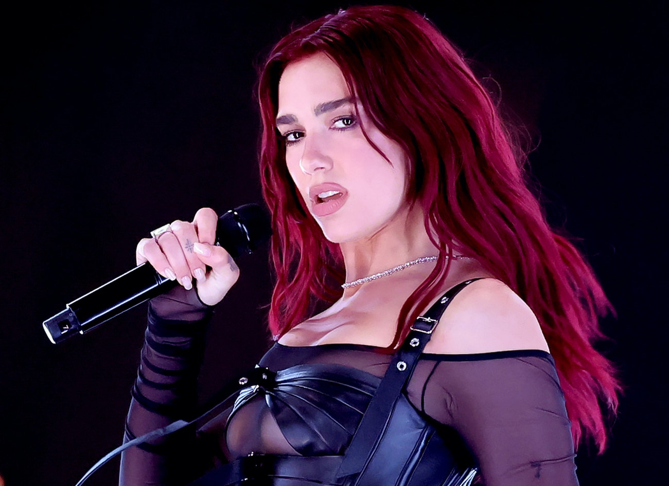 Popová diva, která dokáže roztančit i nejzatvrzelejší kakabusy, vystoupí v Praze hned dvakrát: Dua Lipa rozhýbe O2 arenu 27. i 28. května 2025. Přijďte si poslechnout virální i filmové hity, zazní ale i songy z loňské desky Radical Optimism.