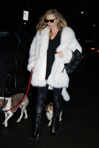 
Kate Moss je zpět a nosí kabelku od Balenciagy. Svět je zase v pořádku