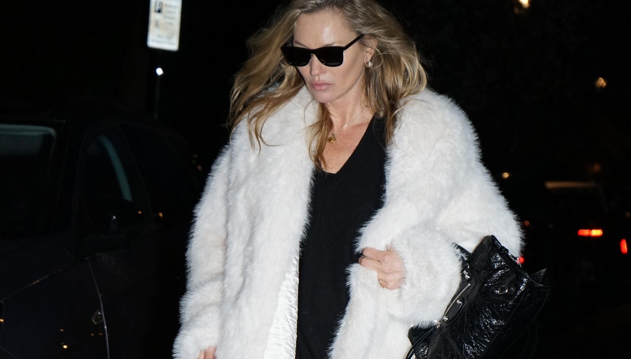 
Kate Moss je zpět a nosí kabelku od Balenciagy. Svět je zase v pořádku