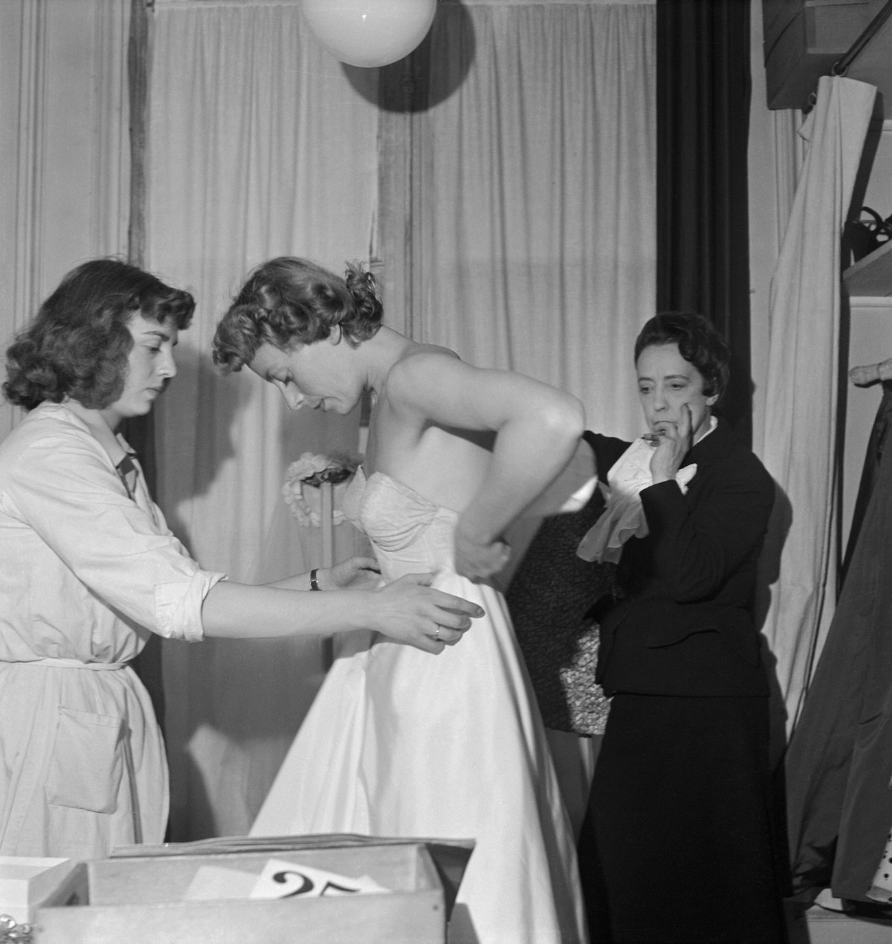 Elsa Schiaparelli v ateliéru s modelkou a krejčovou