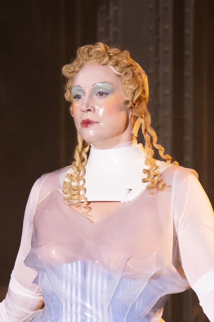 Gwendoline Christie na přehlídce Maison Margiela Haute Couture jaro - léto 2024