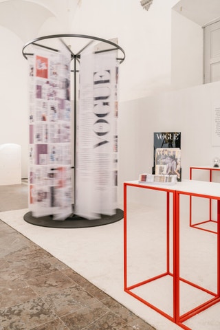 Připomínka síly tisku, to je instalace Vogue CS na Designbloku 