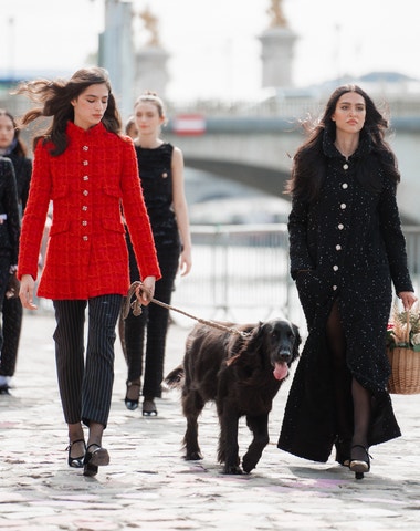 Co bylo dřív, Pařížanka, nebo Chanel? Přehlídka Chanel Haute Couture na nábřeží oslavuje esenci pařížského stylu