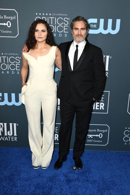 Rain Phoenix a Joaquin Phoenix v obleku Stella McCarrtney na Critics' Choice Awards, 2020