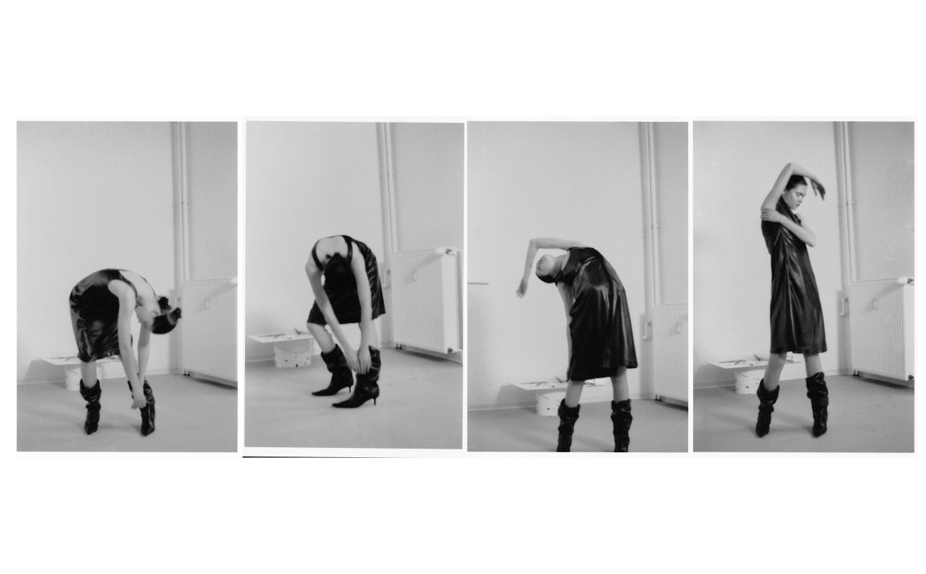 Šaty, Acne Studios; boty, Alexandre Vauthier.