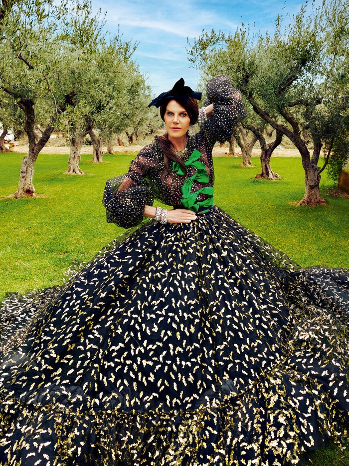 Anna Dello Russo v olivovém háji v Apulii