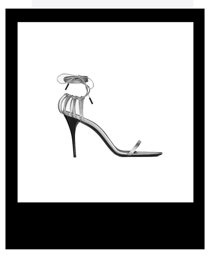 Stříbrné sandálky s vázáním kolem kotníku, Saint Laurent, prodává Saint Laurent, € 645 Autor: Archiv firmy