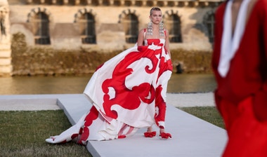 Volnost a krása bez hranic: Pierpaolo Piccioli poslední kolekcí pro Valentino připomněl, o čem je haute couture