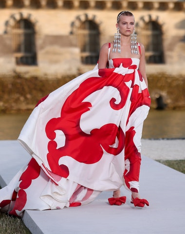 Volnost a krása bez hranic: Pierpaolo Piccioli poslední kolekcí pro Valentino připomněl, o čem je haute couture