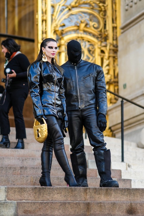 Kanye West a Julia Fox na přehlídce Schiaparelli Haute Couture jaro - léto 2022 v Paříži, 24. ledna 2022