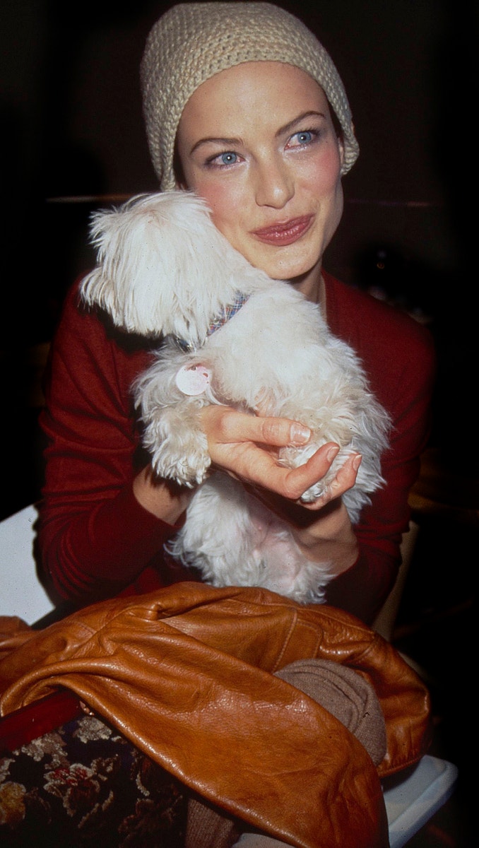 Carolyn Murphy v zákulisí přehlídky Toda Oldhama, 1996        Autor: Rose Hartman/Getty Images