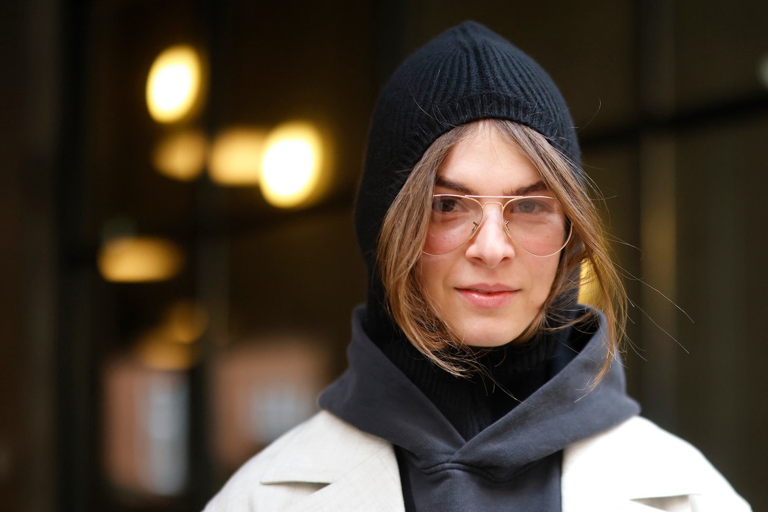 Stylové doplňky na hlavu na dny, kdy venku řádí vichřice